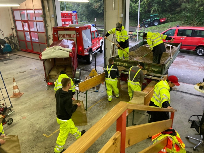 FF-Haus, Sandsäcke befüllen